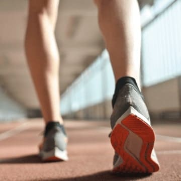 Eine Frau ist am joggen. Zu sehen sind nur ihre Beine