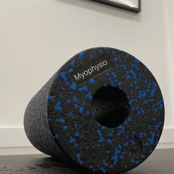 Eine Foam Roller in schwarz-blau